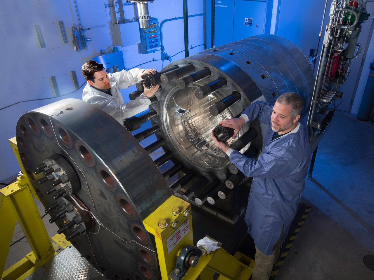 The GEER pressure vessel at NASA GRC, January 2017, with the bolted head withdrawn on its carriage.
